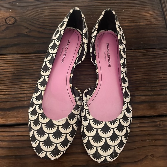 NWT Isaac Mizrahi Black and Cream Patterned Flats - Picture 6 of 7